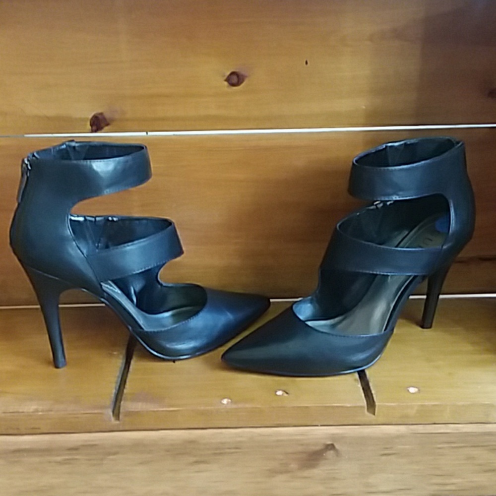 Guess black leather heels booties